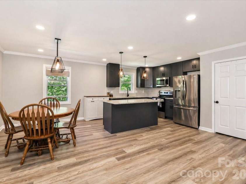 222 Cliffside Drive, Kannapolis, NC 28081.  MLS# CAR4370117, YatesRealty ID 15854. Kitchen and breakfast area
