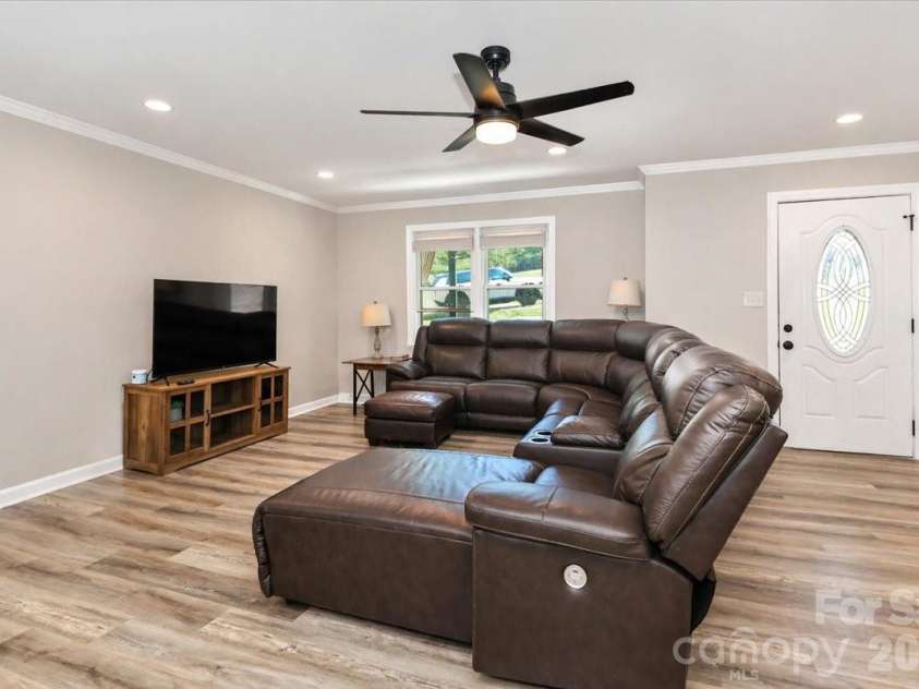222 Cliffside Drive, Kannapolis, NC 28081.  MLS# CAR4370117, YatesRealty ID 15854. Living room