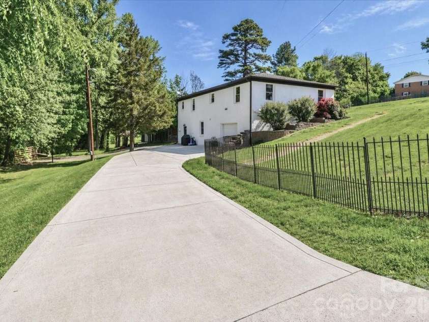 222 Cliffside Drive, Kannapolis, NC 28081.  MLS# CAR4370117, YatesRealty ID 15854. Lower driveway to back of home