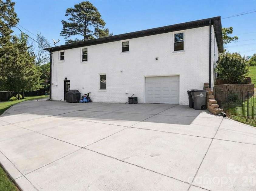 222 Cliffside Drive, Kannapolis, NC 28081.  MLS# CAR4370117, YatesRealty ID 15854. Oversized 1 car garage and large driveway
