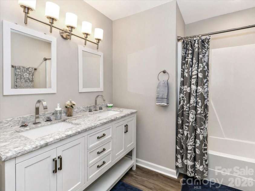 222 Cliffside Drive, Kannapolis, NC 28081.  MLS# CAR4370117, YatesRealty ID 15854. Secondary full bathroom