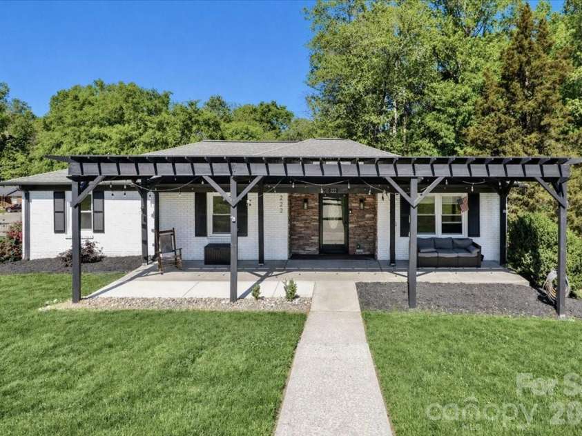 222 Cliffside Drive, Kannapolis, NC 28081.  MLS# CAR4370117, YatesRealty ID 15854. This is a 4 bedroom, 3 bath home.