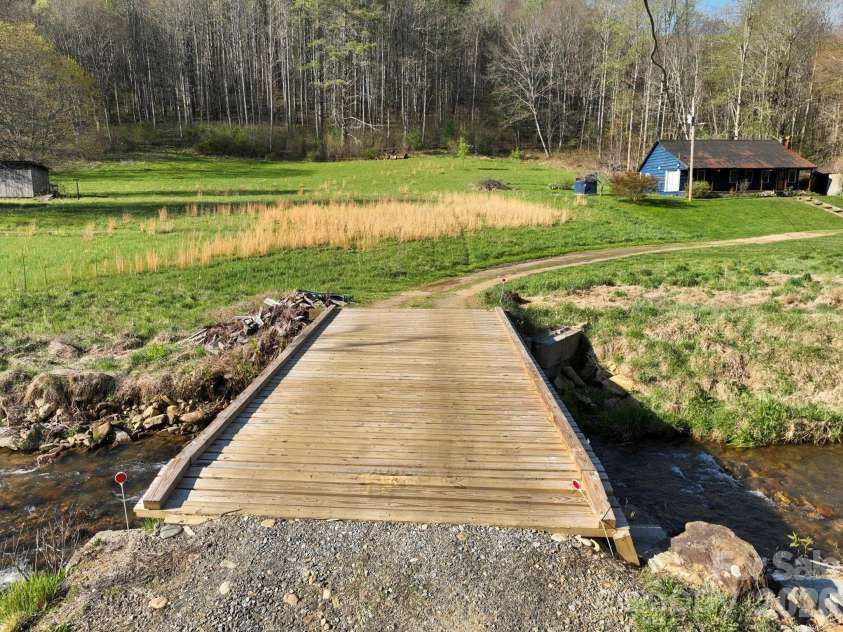 3041 Bald Mountain Road, Burnsville, NC 28714.  MLS# CAR4364365, YatesRealty ID 15856. 