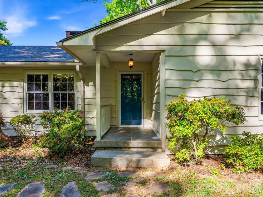 100 Hummingbird Lane, Columbus, NC 28722.  MLS# CAR4373226, YatesRealty ID 15857. 