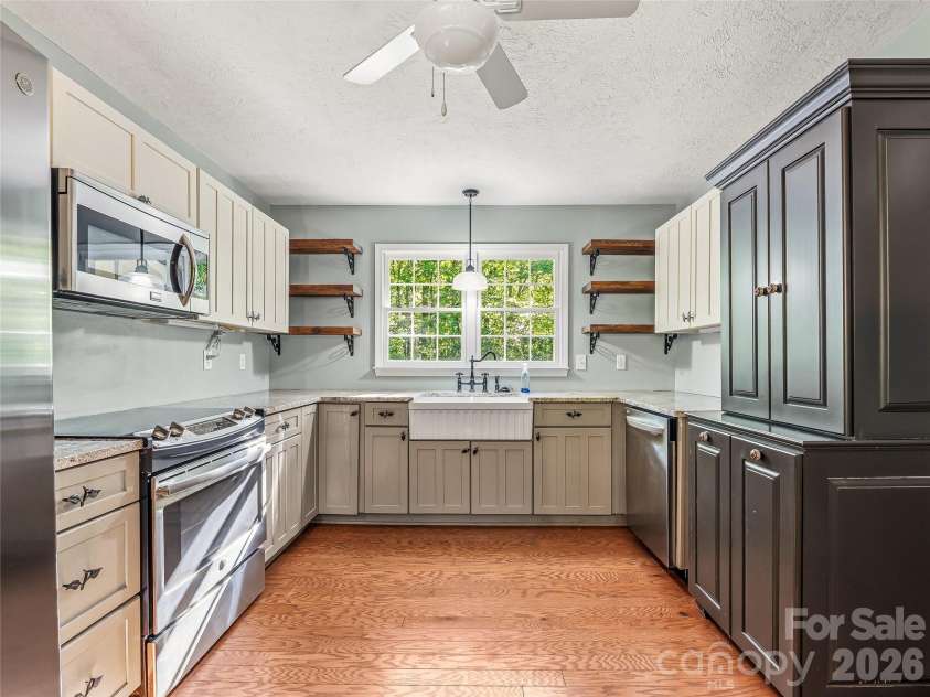 100 Hummingbird Lane, Columbus, NC 28722.  MLS# CAR4373226, YatesRealty ID 15857. 