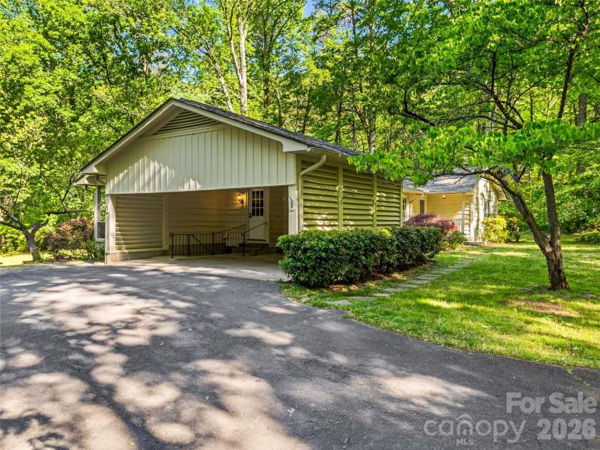 100 Hummingbird Lane, Columbus, NC 28722.  MLS# CAR4373226, YatesRealty ID 15857. 