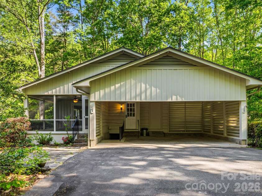100 Hummingbird Lane, Columbus, NC 28722.  MLS# CAR4373226, YatesRealty ID 15857. 