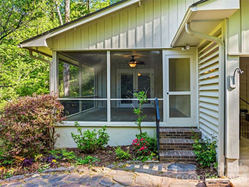 100 Hummingbird Lane, Columbus, NC 28722.  MLS# CAR4373226, YatesRealty ID 15857. 