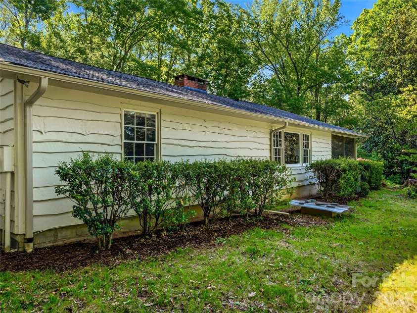 100 Hummingbird Lane, Columbus, NC 28722.  MLS# CAR4373226, YatesRealty ID 15857. 