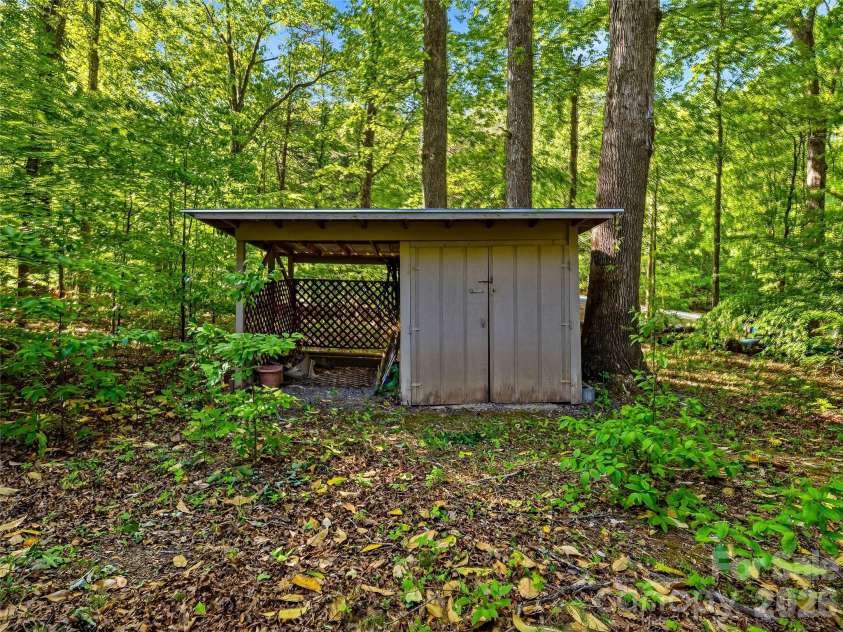 100 Hummingbird Lane, Columbus, NC 28722.  MLS# CAR4373226, YatesRealty ID 15857. 