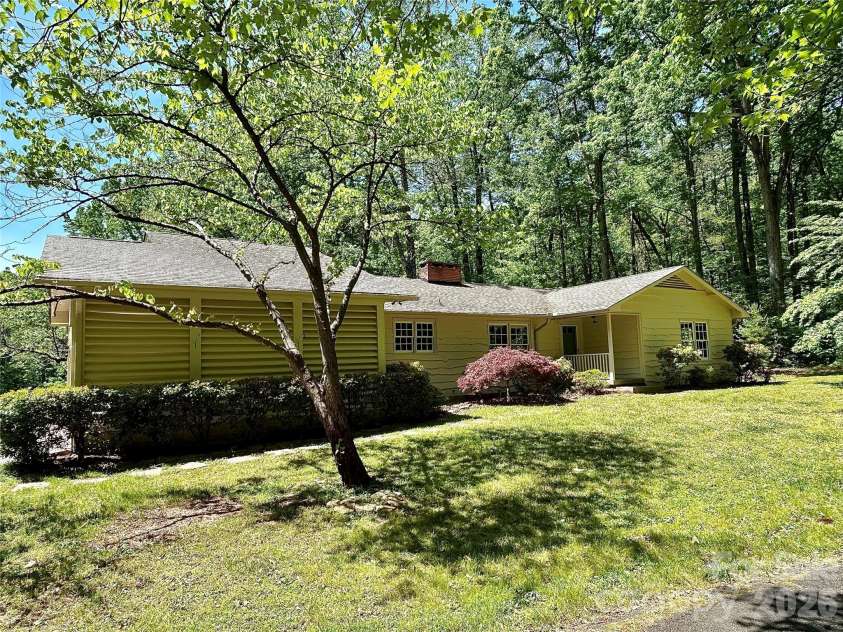 100 Hummingbird Lane, Columbus, NC 28722.  MLS# CAR4373226, YatesRealty ID 15857. 