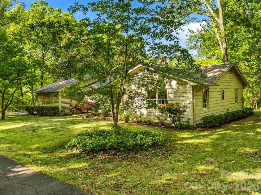 100 Hummingbird Lane, Columbus, NC 28722.  MLS# CAR4373226, YatesRealty ID 15857. 