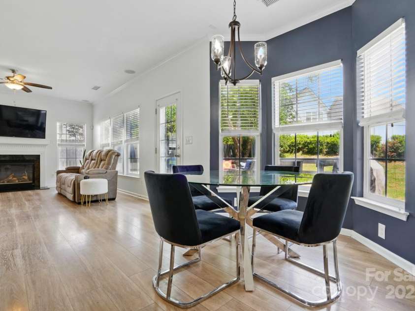 8833 Cavonnier Lane, Charlotte, NC 28216.  MLS# CAR4254092, YatesRealty ID 15858. Additional kitchen eating area