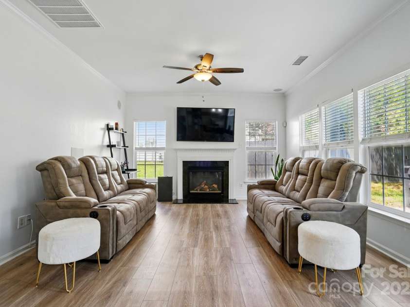 8833 Cavonnier Lane, Charlotte, NC 28216.  MLS# CAR4254092, YatesRealty ID 15858. Large living room