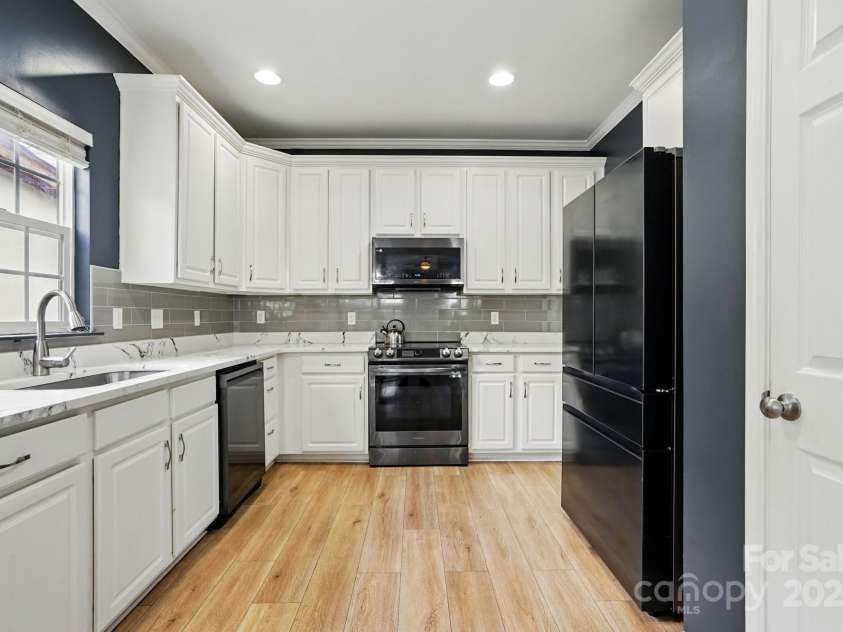 8833 Cavonnier Lane, Charlotte, NC 28216.  MLS# CAR4254092, YatesRealty ID 15858. Matching appliances