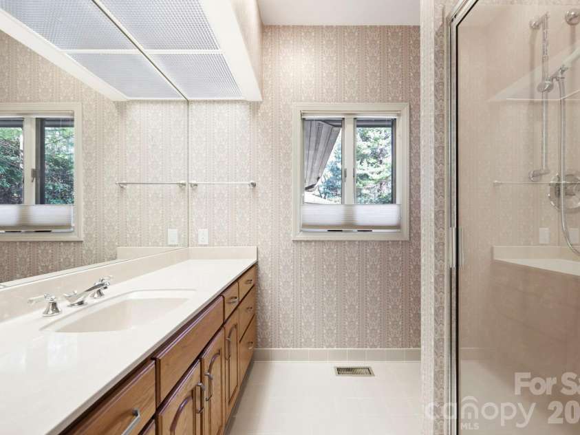 100 Elmridge Drive, Flat Rock, NC 28731.  MLS# CAR4366738, YatesRealty ID 15859. Second upstairs bathroom