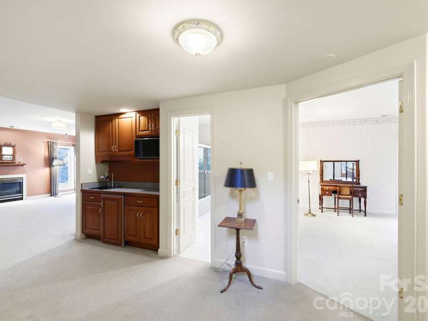 100 Elmridge Drive, Flat Rock, NC 28731.  MLS# CAR4366738, YatesRealty ID 15859. Wet bar in lower level