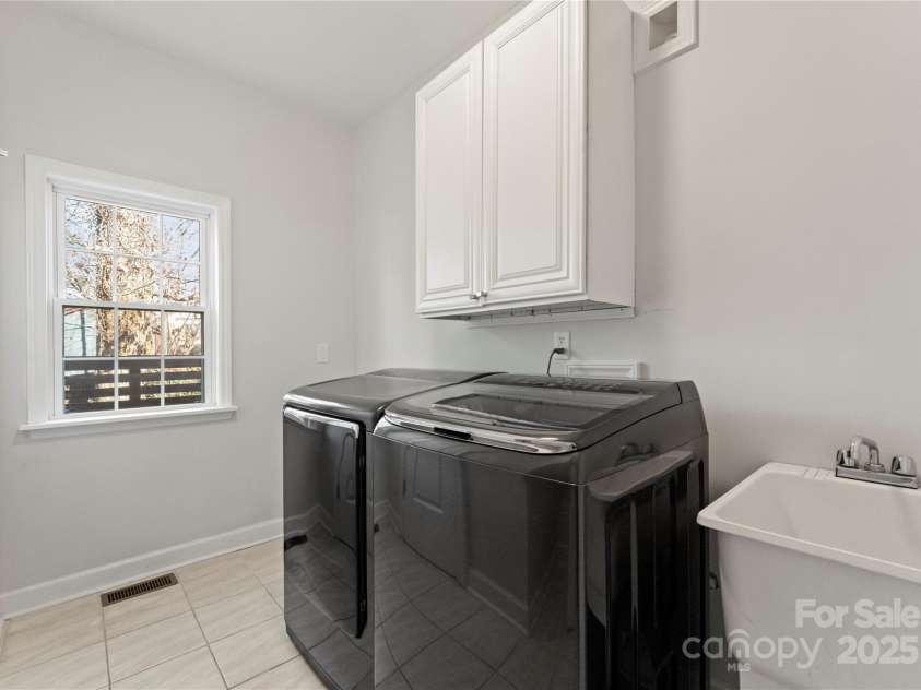 212 Bacon Avenue, Charlotte, NC 28208.  MLS# CAR4218229, YatesRealty ID 15860. 