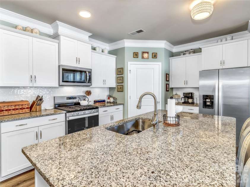 515 Fox Cove Road, Hendersonville, NC 28792.  MLS# CAR4361819, YatesRealty ID 15860. 