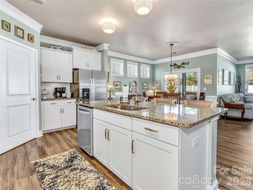 515 Fox Cove Road, Hendersonville, NC 28792.  MLS# CAR4361819, YatesRealty ID 15860. 