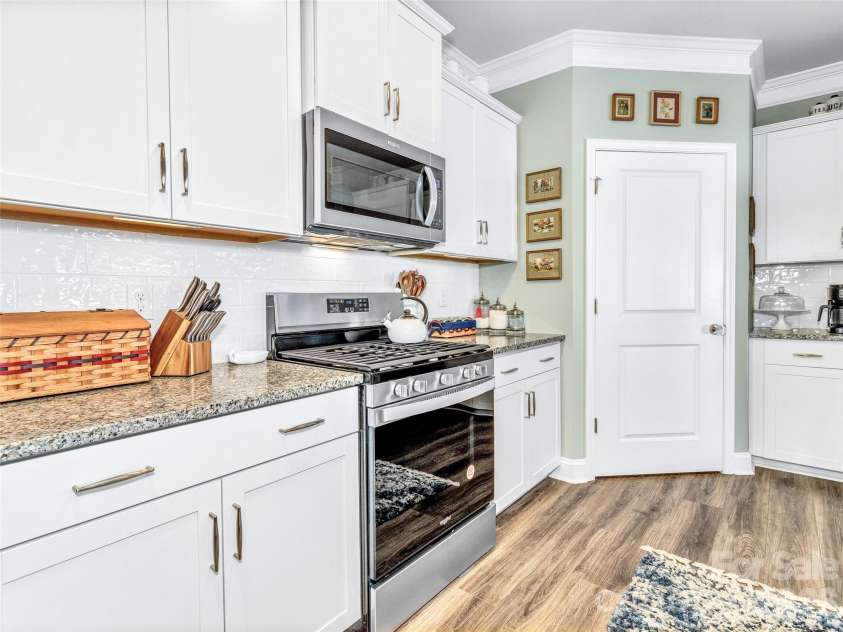 515 Fox Cove Road, Hendersonville, NC 28792.  MLS# CAR4361819, YatesRealty ID 15860. 