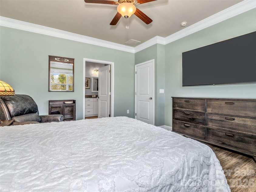 515 Fox Cove Road, Hendersonville, NC 28792.  MLS# CAR4361819, YatesRealty ID 15860. 