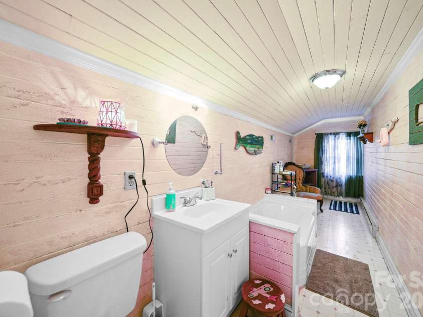 333 Main Street, Mount Pleasant, NC 28124.  MLS# CAR4358646, YatesRealty ID 15861. Upstairs bathroom
