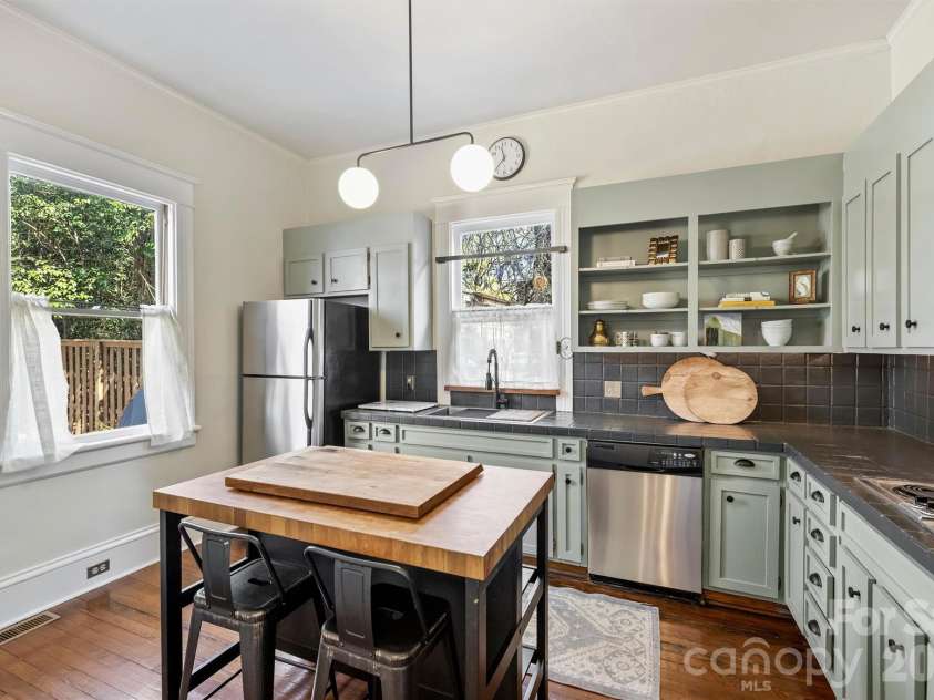 1818 Lennox Avenue, Charlotte, NC 28203.  MLS# CAR4350371, YatesRealty ID 15863. 