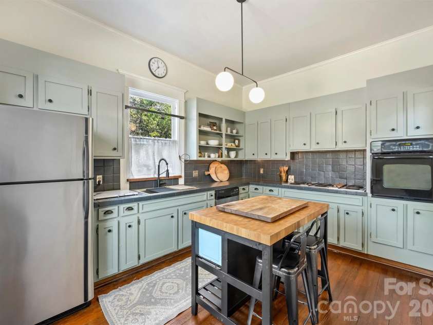 1818 Lennox Avenue, Charlotte, NC 28203.  MLS# CAR4350371, YatesRealty ID 15863. 