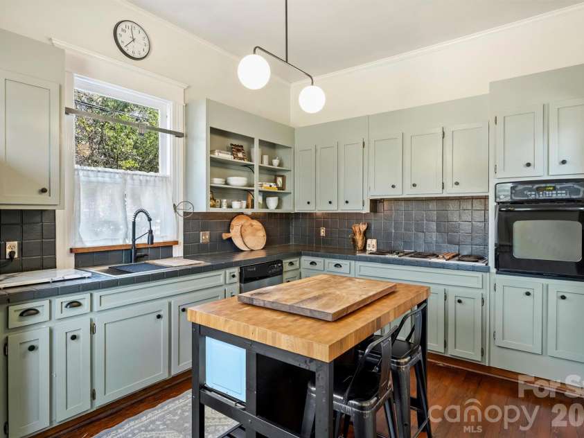 1818 Lennox Avenue, Charlotte, NC 28203.  MLS# CAR4350371, YatesRealty ID 15863. 