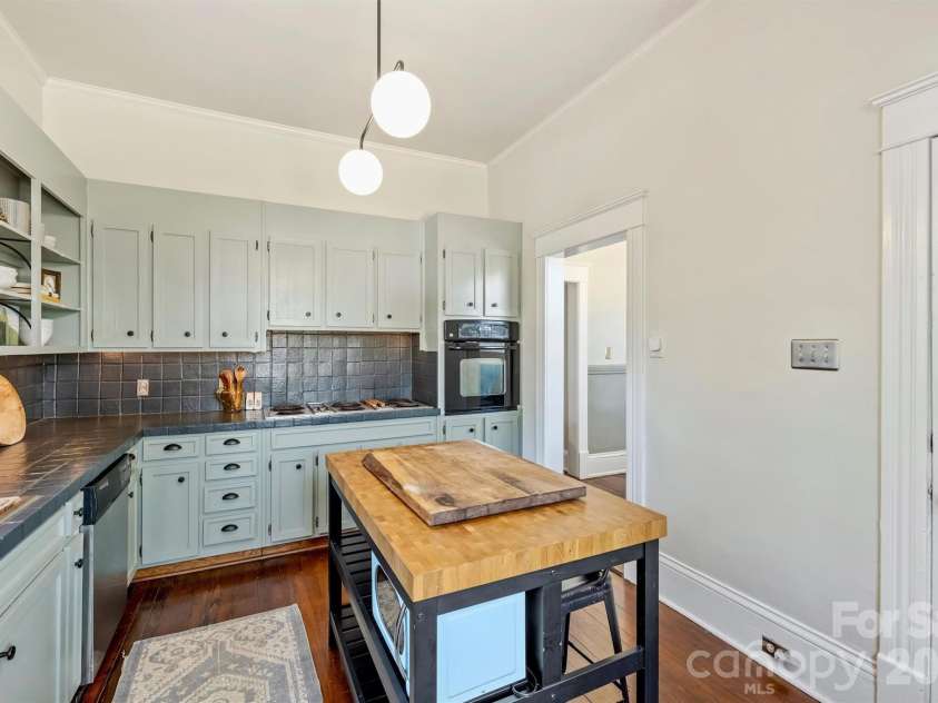 1818 Lennox Avenue, Charlotte, NC 28203.  MLS# CAR4350371, YatesRealty ID 15863. 