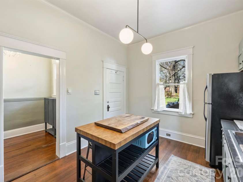 1818 Lennox Avenue, Charlotte, NC 28203.  MLS# CAR4350371, YatesRealty ID 15863. 