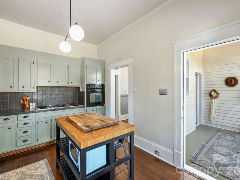1818 Lennox Avenue, Charlotte, NC 28203.  MLS# CAR4350371, YatesRealty ID 15863. 