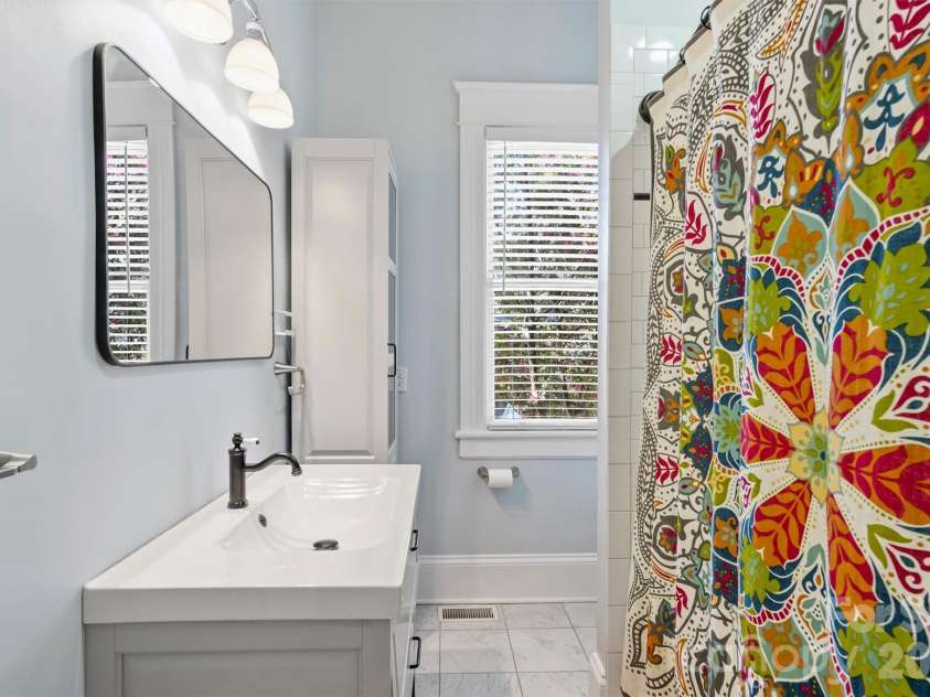1818 Lennox Avenue, Charlotte, NC 28203.  MLS# CAR4350371, YatesRealty ID 15863. 