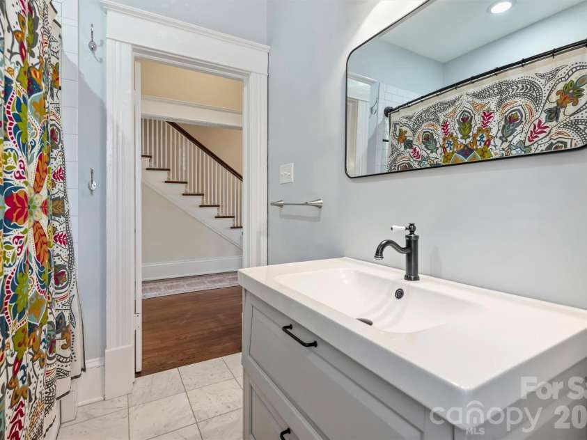 1818 Lennox Avenue, Charlotte, NC 28203.  MLS# CAR4350371, YatesRealty ID 15863. 