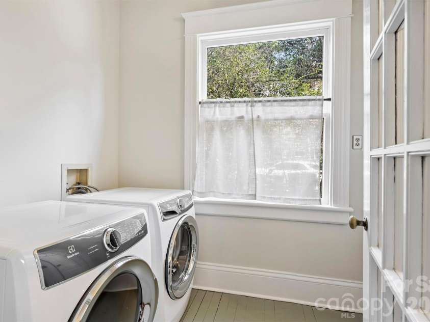 1818 Lennox Avenue, Charlotte, NC 28203.  MLS# CAR4350371, YatesRealty ID 15863. 