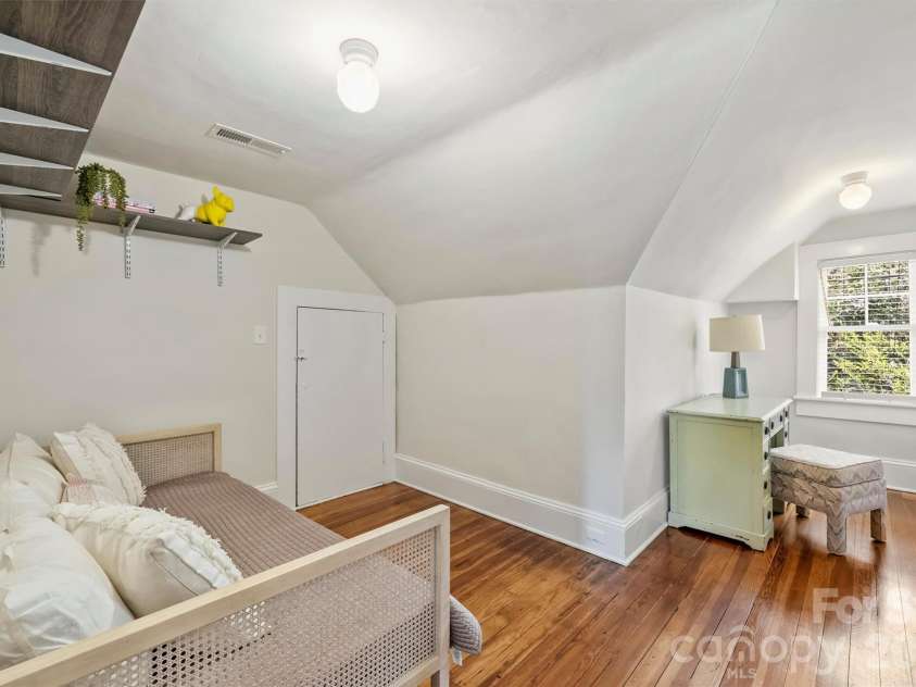 1818 Lennox Avenue, Charlotte, NC 28203.  MLS# CAR4350371, YatesRealty ID 15863. 
