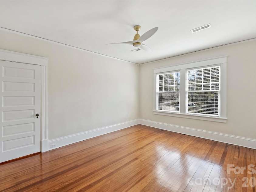 1818 Lennox Avenue, Charlotte, NC 28203.  MLS# CAR4350371, YatesRealty ID 15863. 