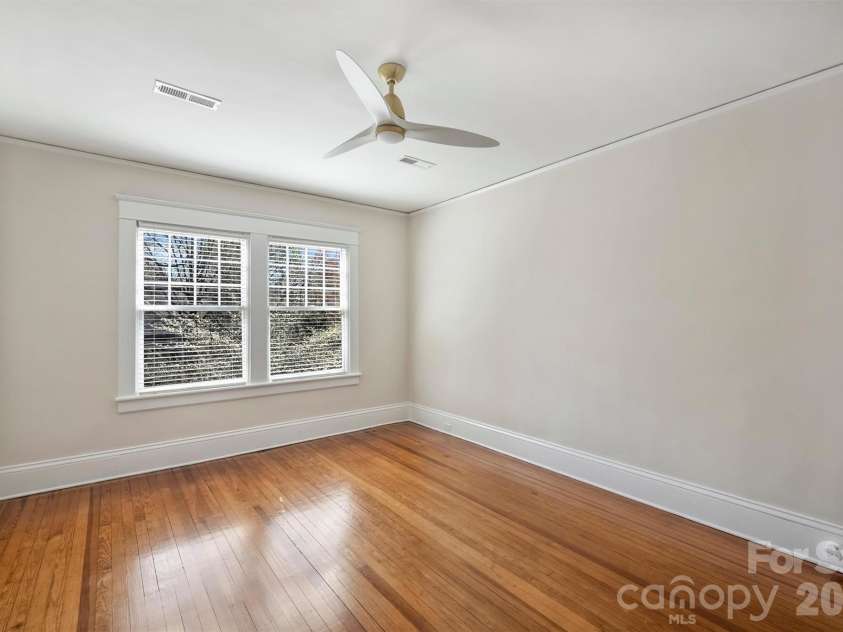1818 Lennox Avenue, Charlotte, NC 28203.  MLS# CAR4350371, YatesRealty ID 15863. 