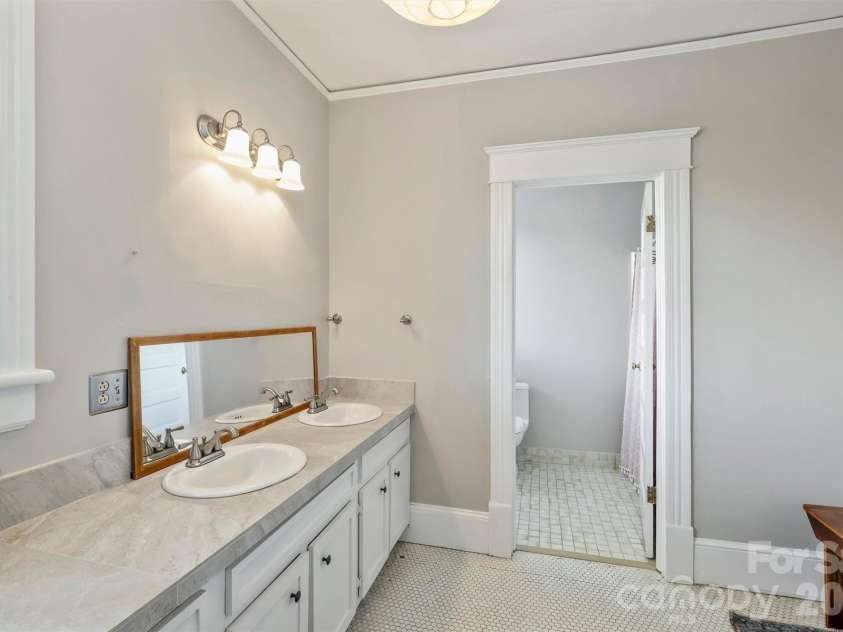 1818 Lennox Avenue, Charlotte, NC 28203.  MLS# CAR4350371, YatesRealty ID 15863. 