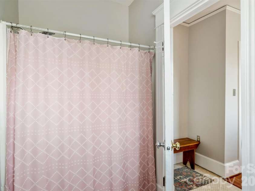 1818 Lennox Avenue, Charlotte, NC 28203.  MLS# CAR4350371, YatesRealty ID 15863. 