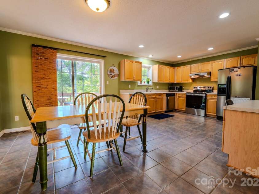 76 Overlook Pointe Drive, Spruce Pine, NC 28777.  MLS# CAR4253556, YatesRealty ID 15864. 