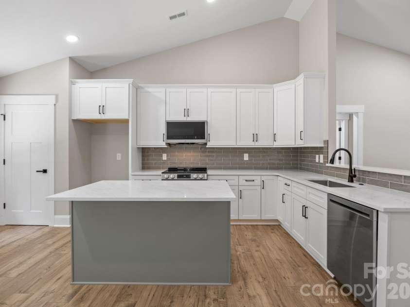 253 Crestview Acres Road, Statesville, NC 28677.  MLS# CAR4373286, YatesRealty ID 15866. 
