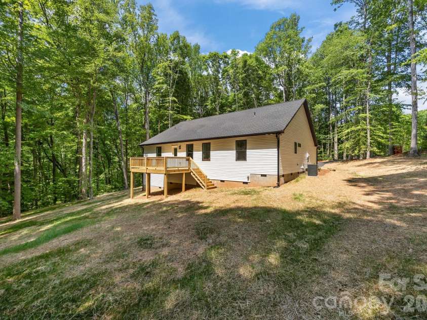 253 Crestview Acres Road, Statesville, NC 28677.  MLS# CAR4373286, YatesRealty ID 15866. 