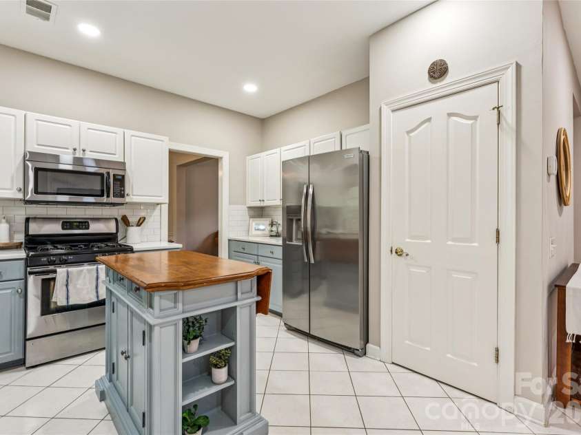 5719 Swanston Drive, Charlotte, NC 28269.  MLS# CAR4363976, YatesRealty ID 15867. 