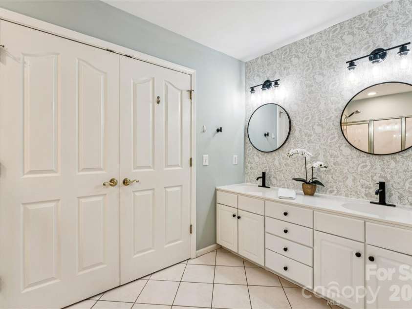 5719 Swanston Drive, Charlotte, NC 28269.  MLS# CAR4363976, YatesRealty ID 15867. 