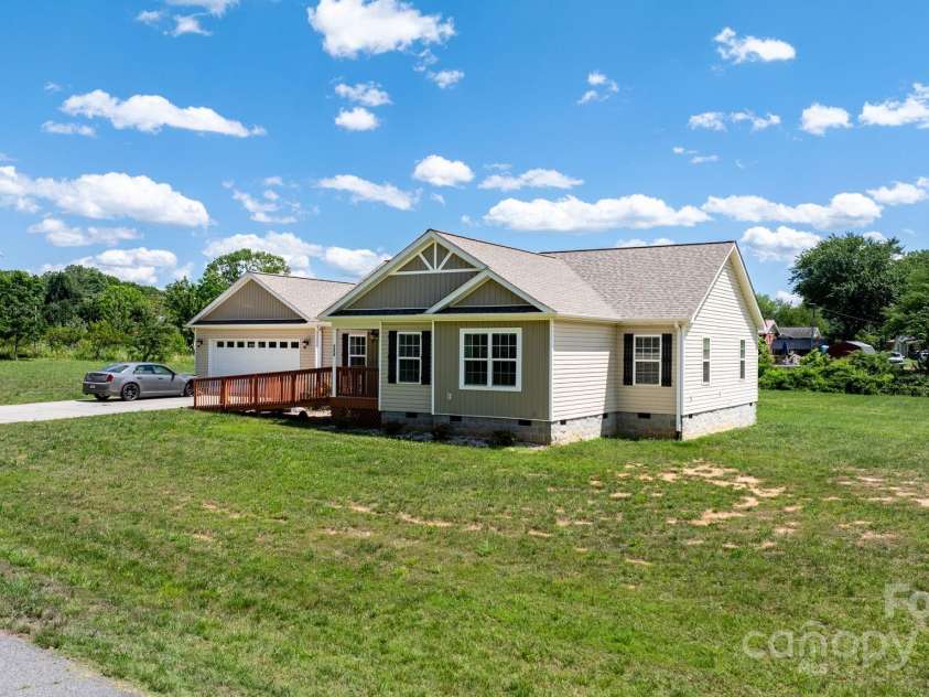 125 Carter Lane, Statesville, NC 28625.  MLS# CAR4257538, YatesRealty ID 15868. 