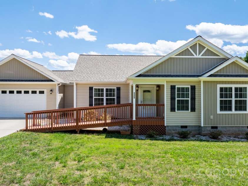 125 Carter Lane, Statesville, NC 28625.  MLS# CAR4257538, YatesRealty ID 15868. 