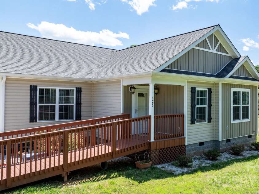 125 Carter Lane, Statesville, NC 28625.  MLS# CAR4257538, YatesRealty ID 15868. 