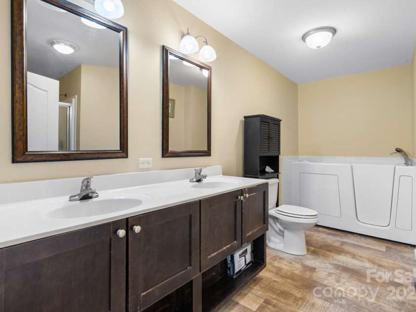 125 Carter Lane, Statesville, NC 28625.  MLS# CAR4257538, YatesRealty ID 15868. 